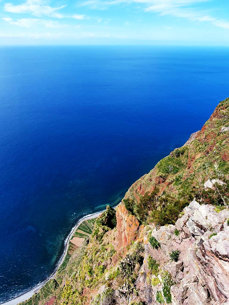 Ausblick nach unten von den höchsten Steilklippen Madeiras. Cabo Girão zählen zu den bekanntesten Madeira Sehenswürdigkeiten