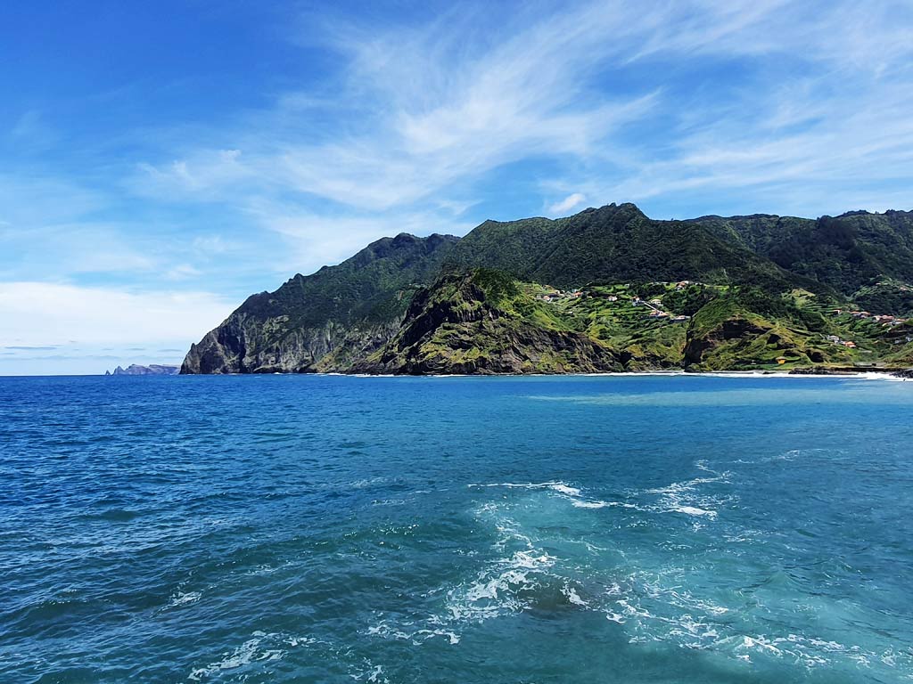 Madeira Geheimtipps: Vom Hafen in Porto da Cruz reicht der Blick bis zur Ostspitze Madeiras