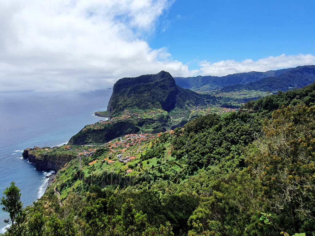 Madeira Hotels: Ausblick auf die grüne Nordküste mit dem Adlerfelsen