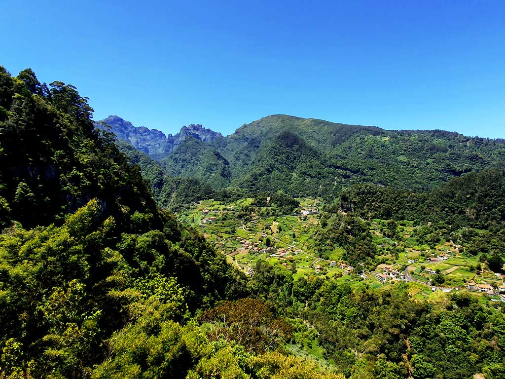 Madeira Geheimtipp: Der Aussichtspunkt Miradouro do Cabouco mit Blick ins Grüne