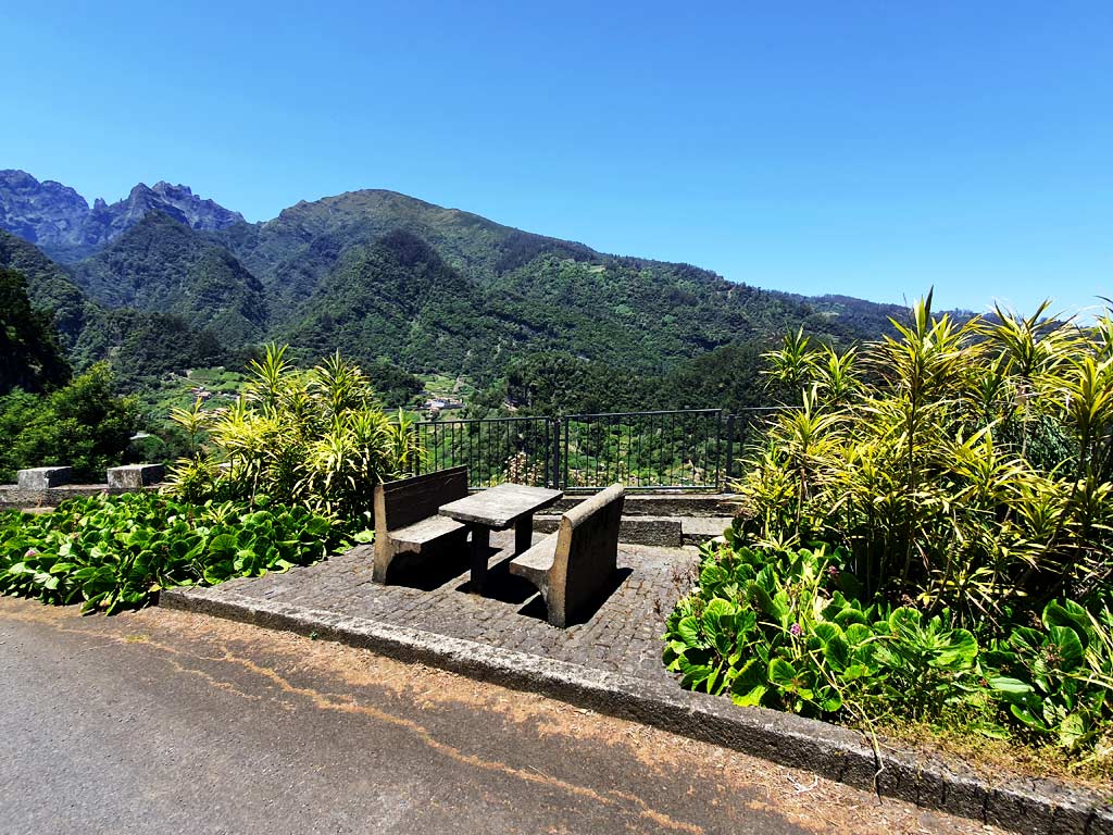 Picknickplatz mit traumhaftem Ausblick: Tisch und Bänken beim Miradouro do Cabouco