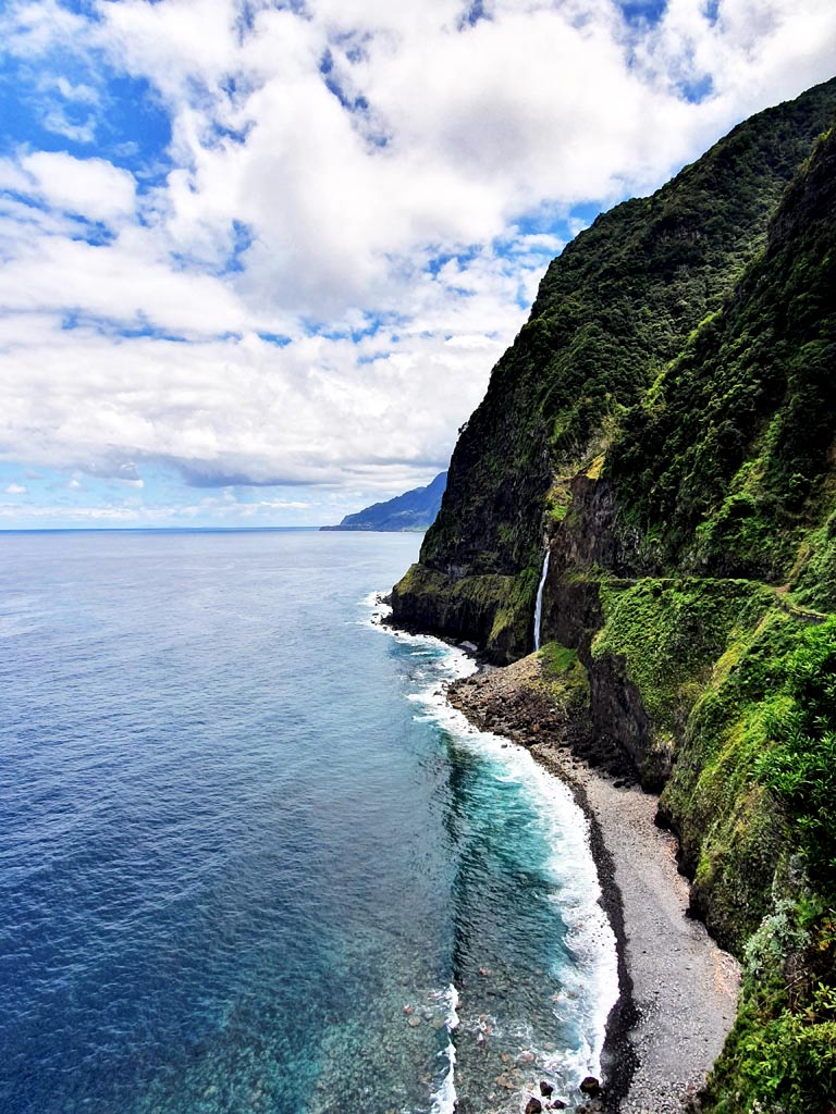 Der Wasserfall Véu da Noiva an der traumhaften Nordküste zählt zu den Madeira Geheimtipps