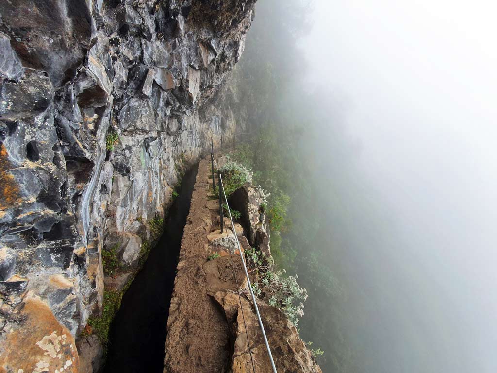 Madeira Wanderungen führen häufig nahe dem Abgrund entlang
