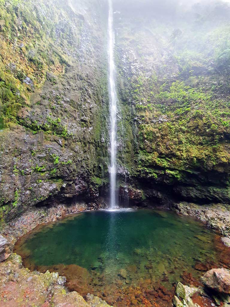 100 Meter hoher Wasserfall im Caldeirão Verde (grüner Felskessel)
