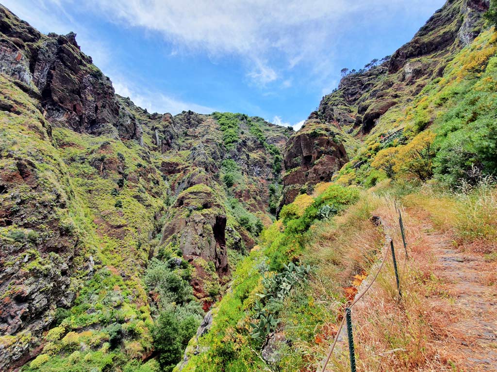 Madeira wandern: Der historische Caminho Real führt über mehrere Serpentinen die Schlucht hoch