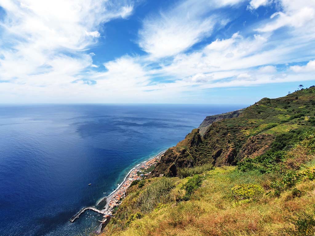 Blick vom Caminho Real Paul do Mar auf das Fischerdorf Paul do Mar im Südwesten Madeiras