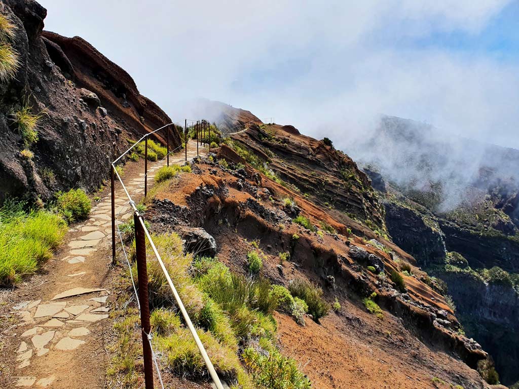 Gut ausgebauter Wanderweg auf Madeira Pico Arieiro 