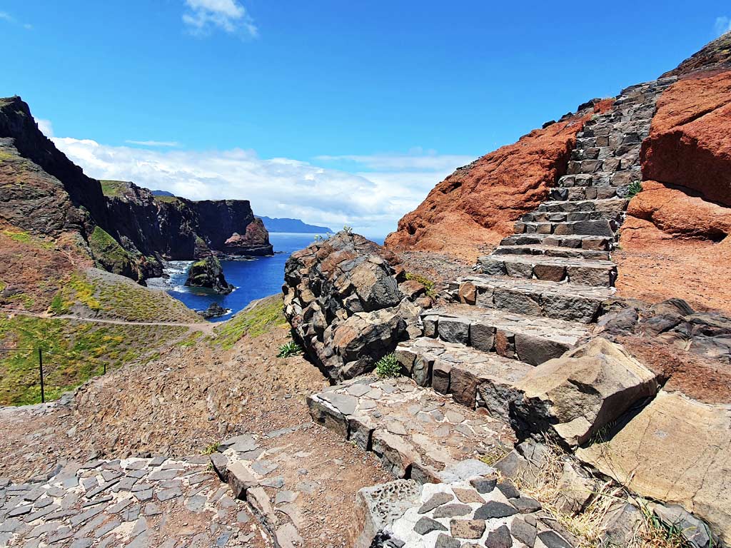 Madeira wandern: Der gut ausgebaute Wanderweg führt stets der Küste entlang