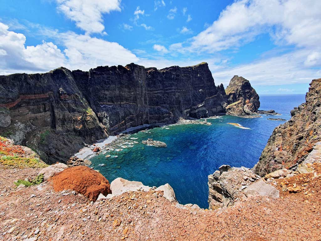 Madeira wandern: Ausblick auf Steilklippen, die aus dem Meer emporragen