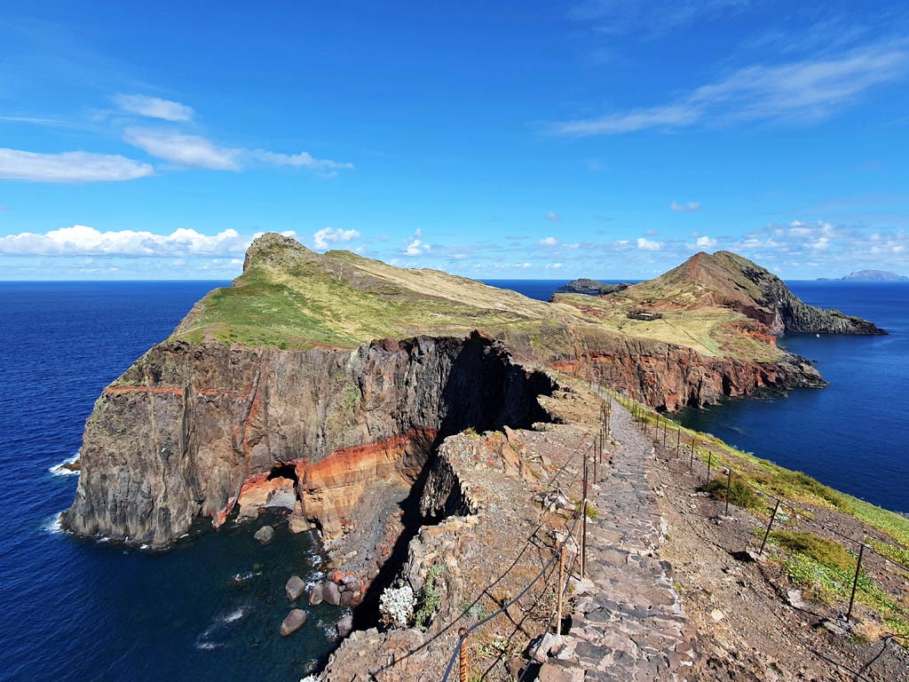 Madeira wandern: Ausblick bis ans Ende der Halbinsel Ponta de São Lourenço