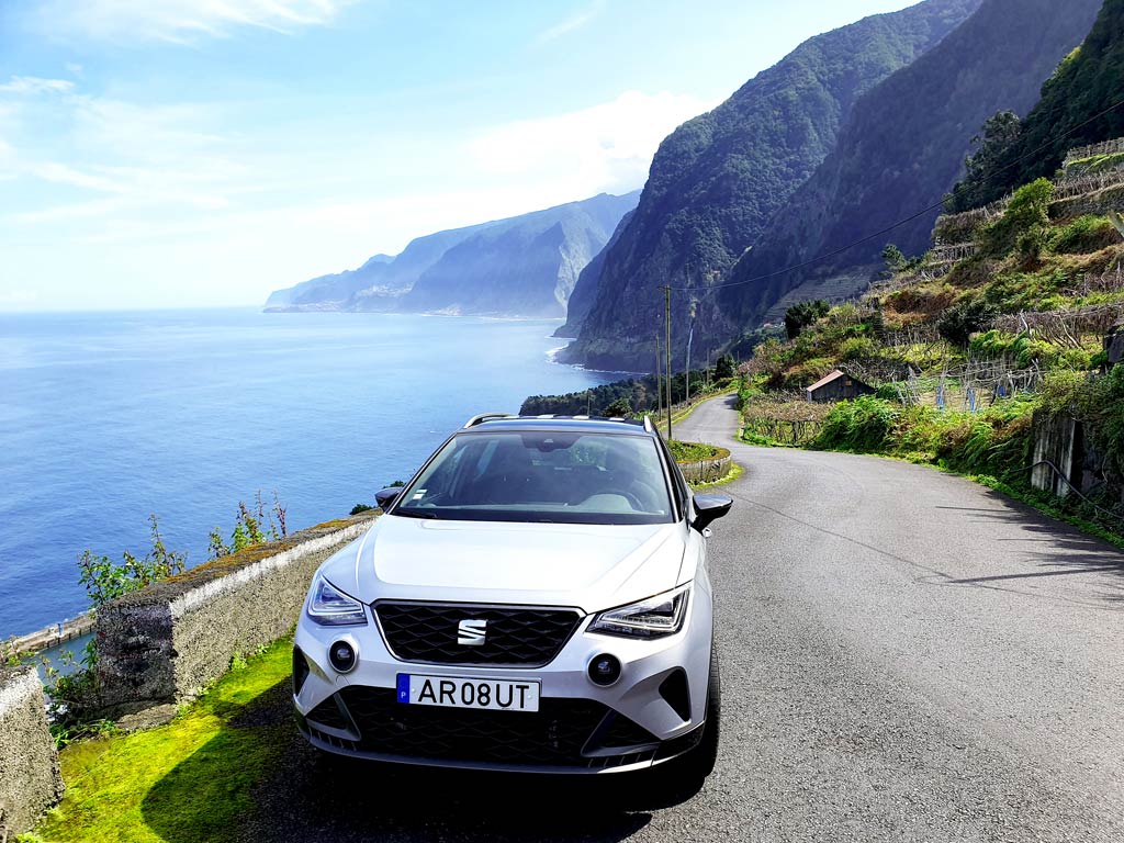 Auto mieten auf Madeira: Seat Arona auf der Strasse