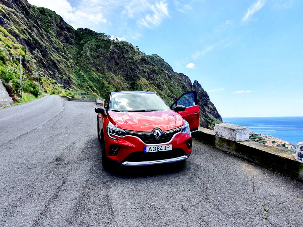 Auto mieten auf Madeira: Renault Captur auf der Strasse 