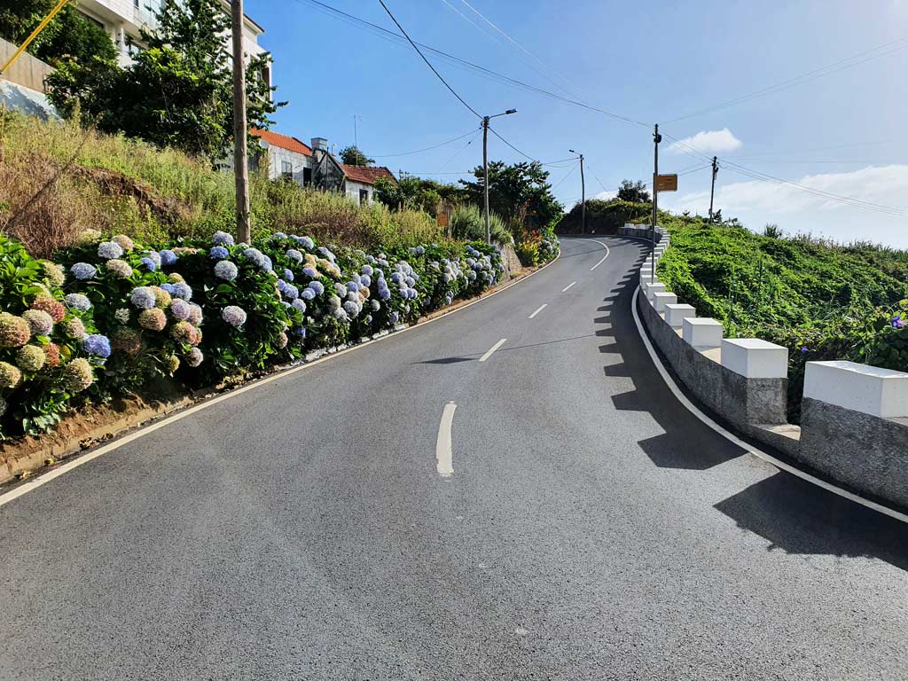 Auto mieten auf Madeira: Eine Regionalstrasse ohne Gehsteige auf Madeira