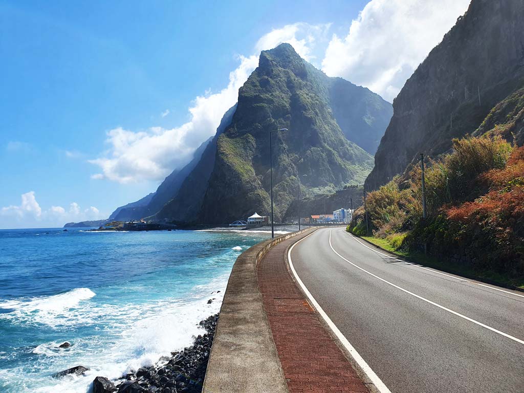 Gut ausgebaute Schnellstrasse auf Madeira