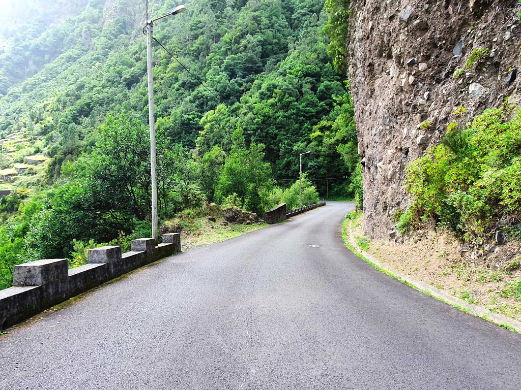 Eine kurvenreiche Regionalstrasse auf Madeira