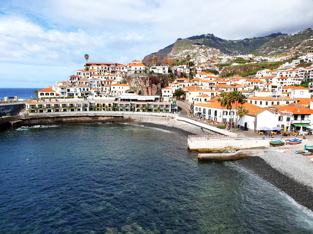 Das ehemalige Fischerörtchen Câmara de Lobos mit dem Madeira Hotel Pestana Churchill im Vordergrund.