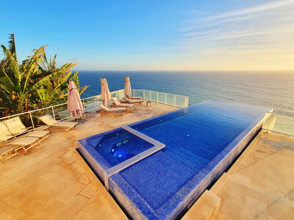 Ein echter Geheimtipp unter den schönsten Madeira Hotels: Der Infinity-Pool der Unterkunft Escarpa in Ponta do Sol