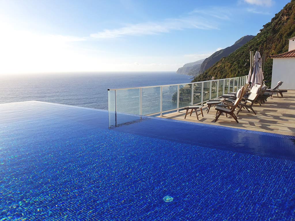 Infinity-Pool und Liegestühle mit Meerblick im Escarpa - The Madeira Hideaway