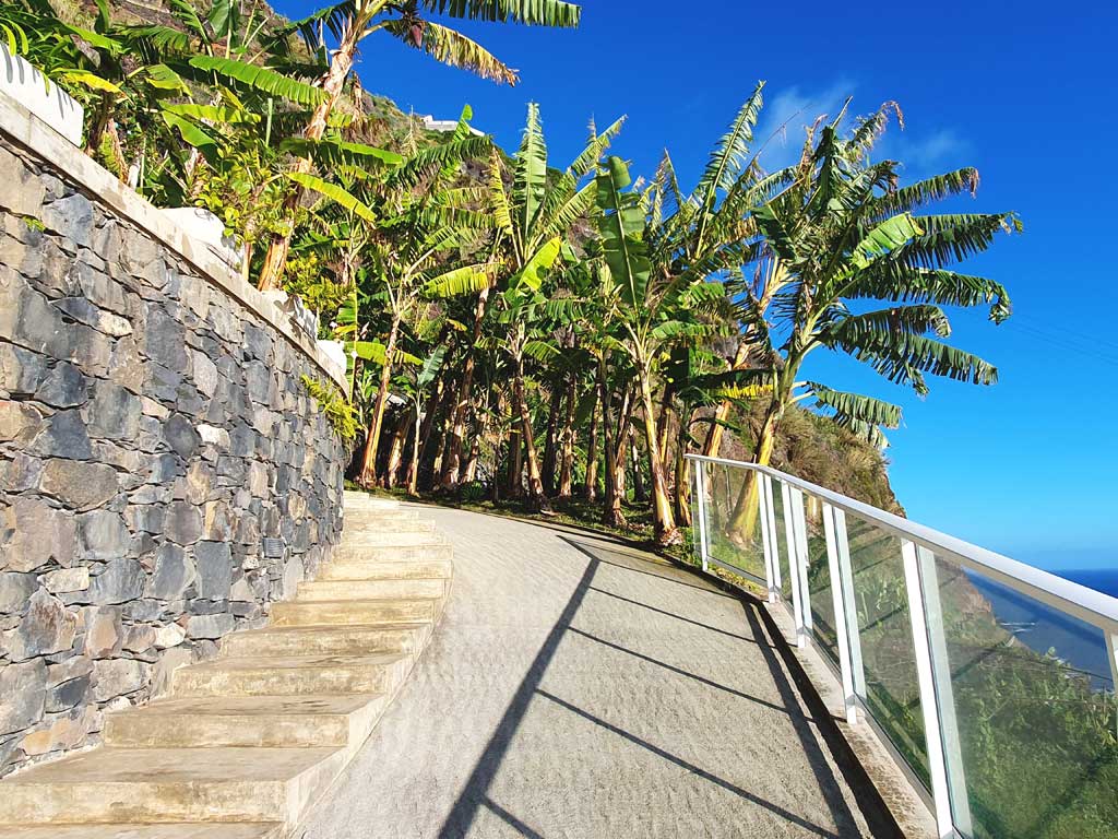 Steile Zugangsstrasse zum schönsten Madeira Hotel Escarpa in Ponta do Sol. 