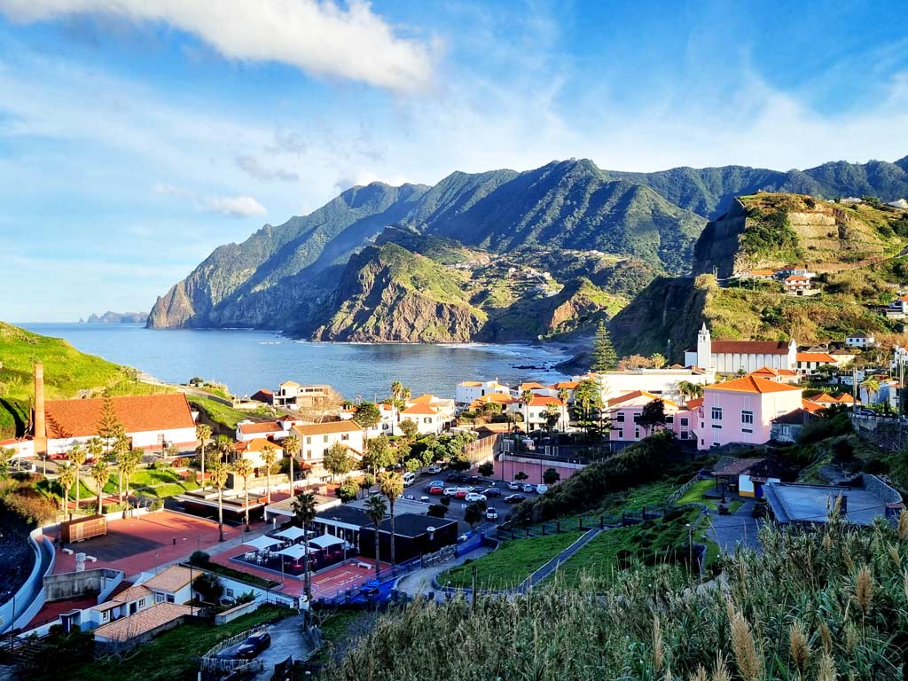 Porto da Cruz ist ein charmanter Ort in einer Bucht im Nordosten Madeiras