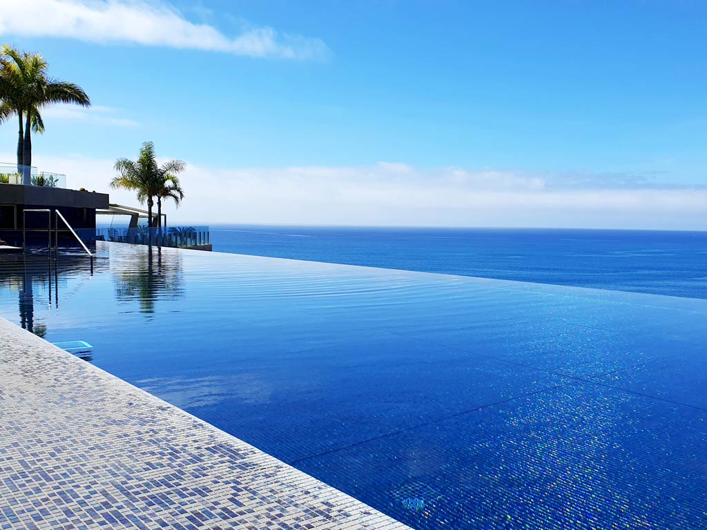 Infinity-Pool des Hotels Saccharum - Hedonist Design Hotel in Calheta
