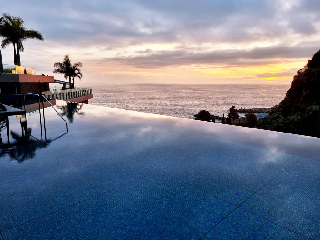 Infinity-Pool Saccharum Resort in Calheta bei Sonnenuntergang