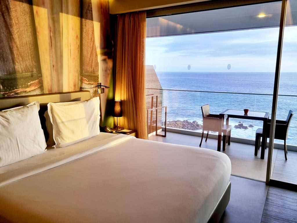 Die schönsten Madeira Hotels: Stilvolles Zimmer im Saccharum - Hedonist Design Resort in Calheta