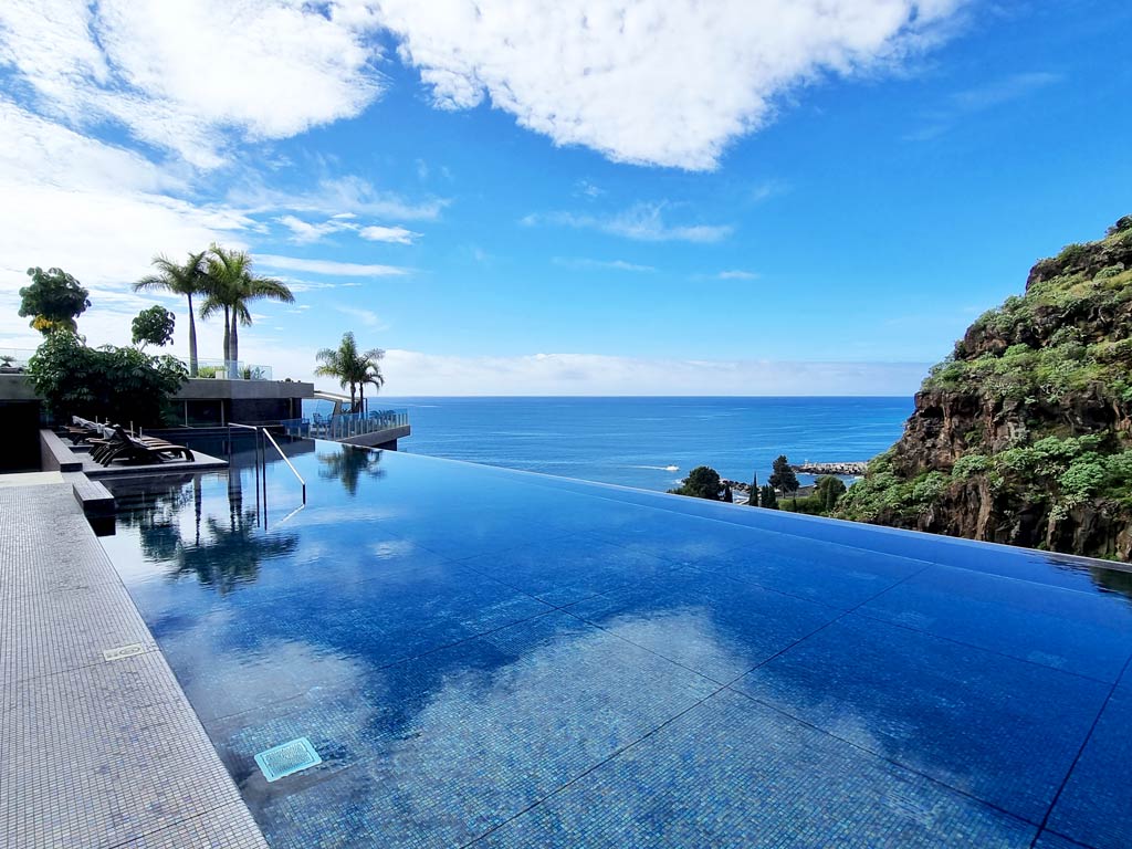 Infinity-Pool mit traumhaftem Ausblick des Saccharum - Hedonist Design Resorts in Calheta auf Madeira