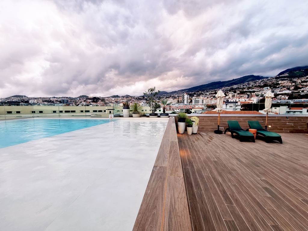 Pool auf der Dachterrasse mit Ausblick auf Funchal