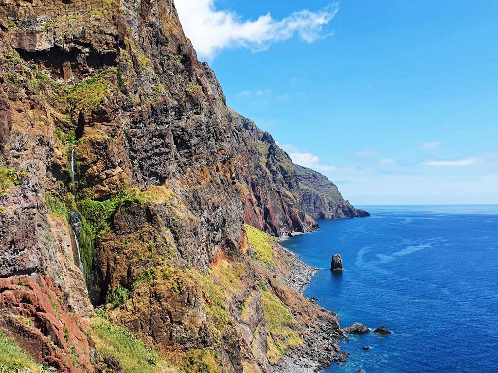 Madeira Reiseführer PDF ebook: farbige, vulkanisch geprägte Steilklippen 