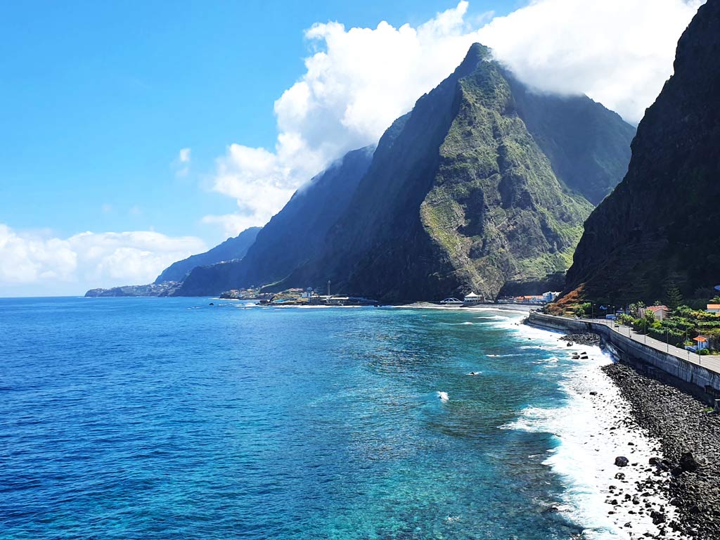 Madeira Reiseführer PDF ebook: Imposante Steilklippen entlang der Nordküste Madeiras 