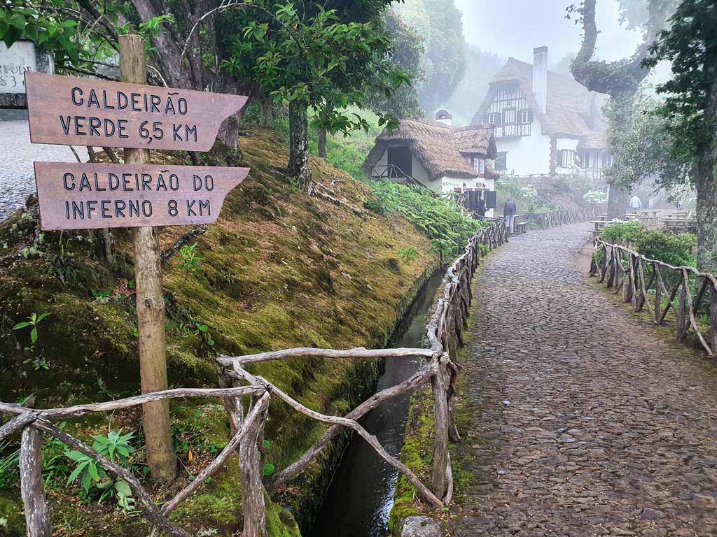 Grosse Häuser mit Strohdächern im Queimadas Waldpark in Santana im Norden der Insel Madeira