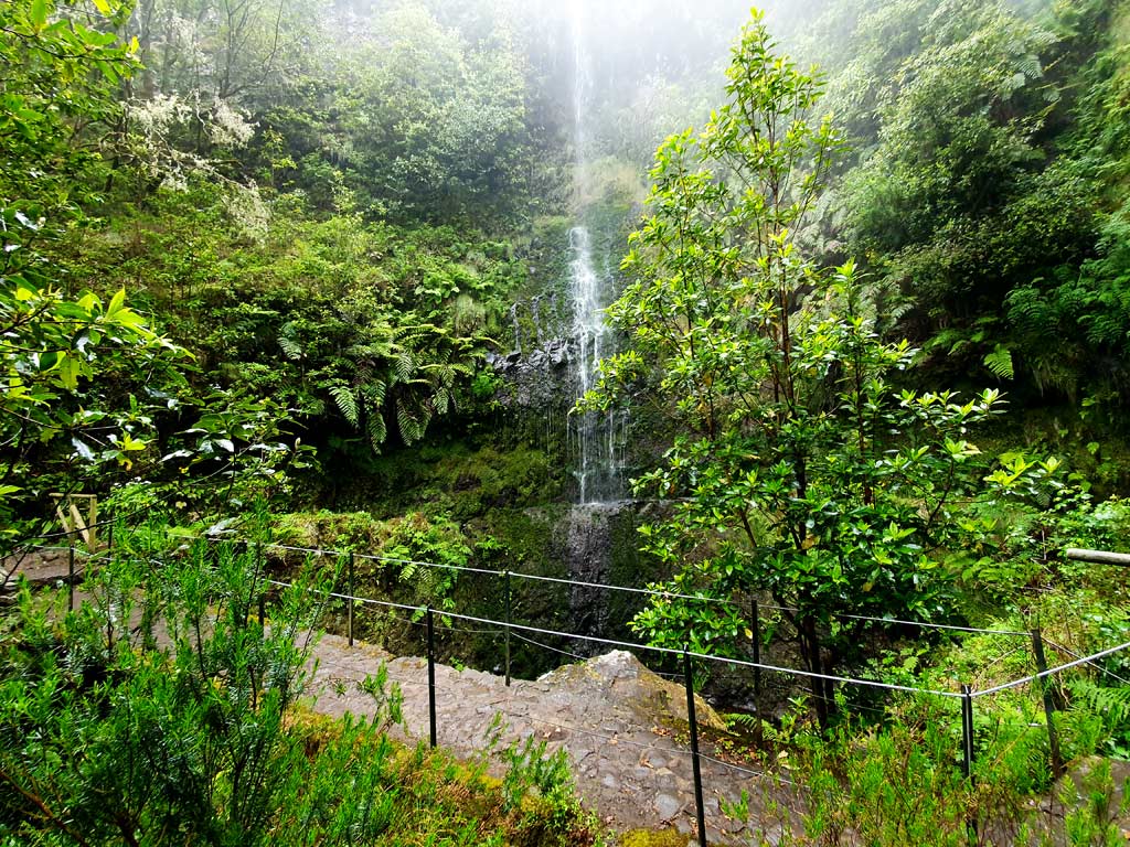 50 Meter hoher Wasserfall auf dem ersten Abschnitt der Levada do Caldeirão Verde