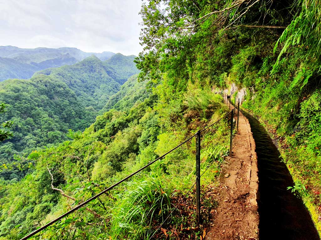 Levada Wanderung auf Madeira mit Blick über grüne Hügel des Nordens