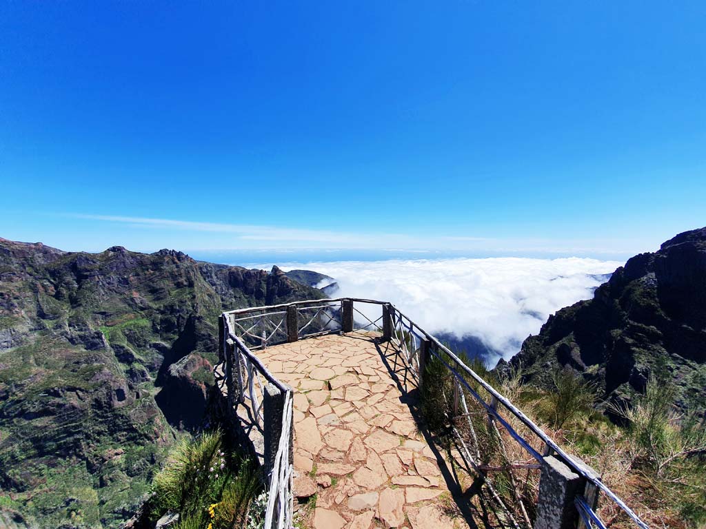 Madeira Aktivitäten: Herrliche Aussichtsplattform über den Wolken in den Bergen Madeiras