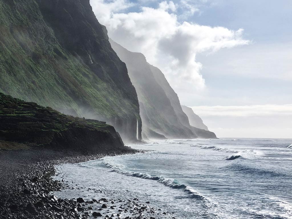 Traumhafte Steilklippen und wilder Atlantik auf Madeira