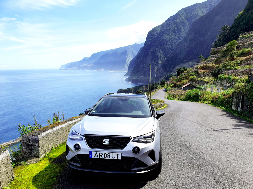 Autofahren auf Madeira: Strasse entlang der wundervollen Nordküste