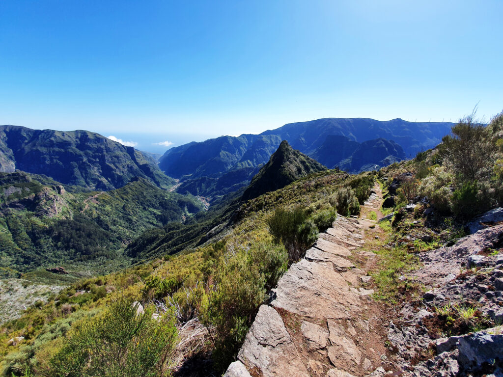 Madeira Reisetipps: Wenig begangener Wanderweg auf Madeira im Zentralgebirge mit traumhafter Aussicht.