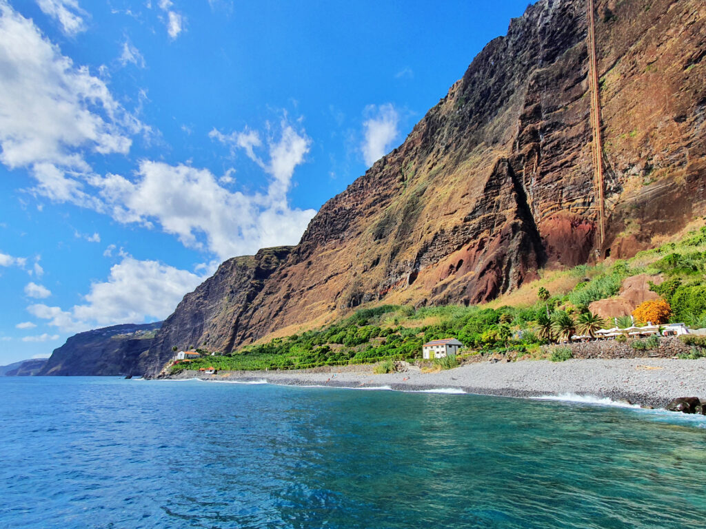 Madeira Aktivitäten: Steiniger Strand auf Madeira am Fusse der hohen Steilklippen.