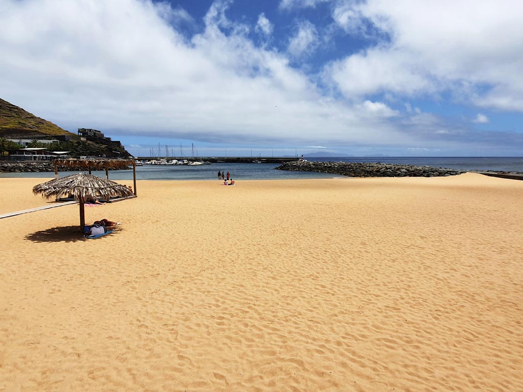 Künstlich aufgeschütteter, heller Sandstrand auf Madeira