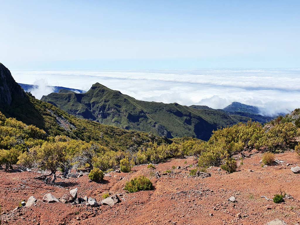 Wolken ziehen von der Nordküste über die Insel Madeira