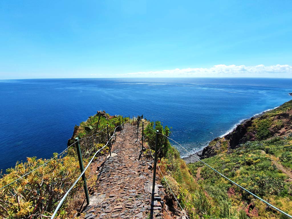 Madeira Reisetipps: Auf der Insel gibt es viele Küstenwanderungen mit herrlichem Ausblick.