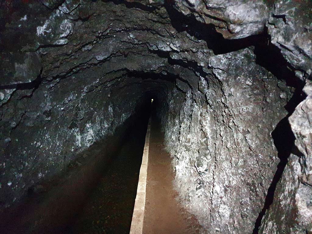 Langer Tunnel auf einer Levada Wanderung auf Madeira