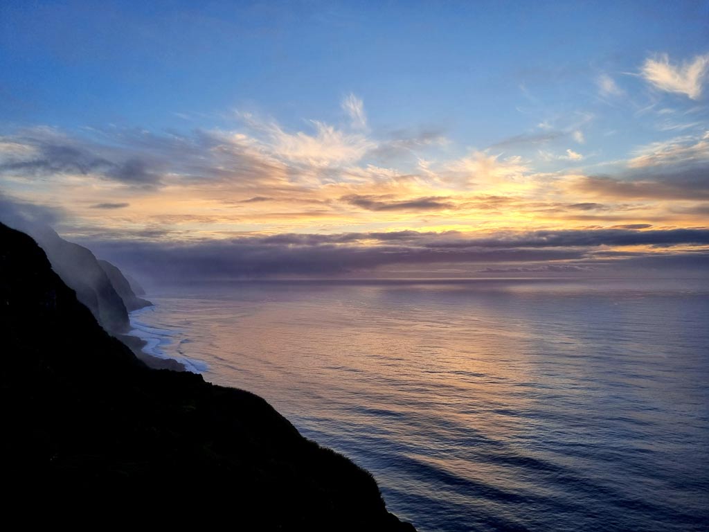 Traumhafter Sonnenuntergang an der Küste Madeiras