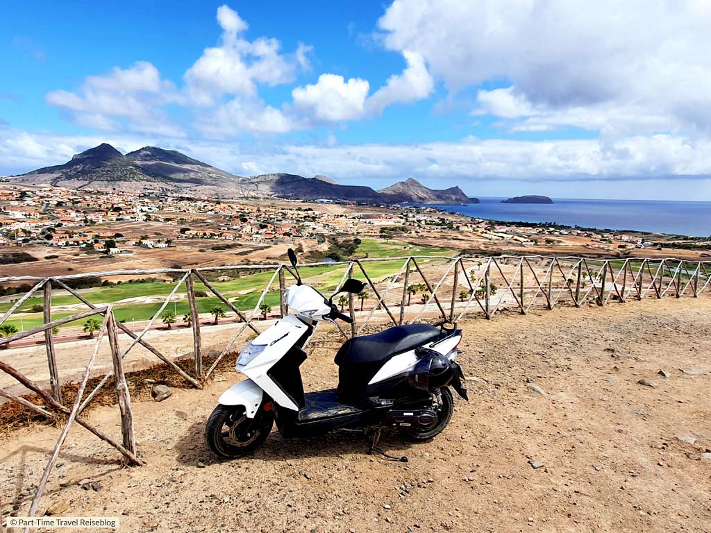 Mit dem Roller Porto Santo erkunden. Blick auf den Roller und die Insel Porto Santo vom Südwesten her.
