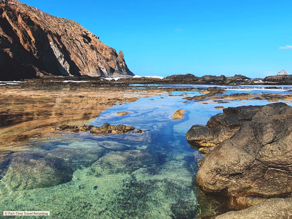 Naturpools auf der Insel Porto Santo mit glasklarem Wasser.