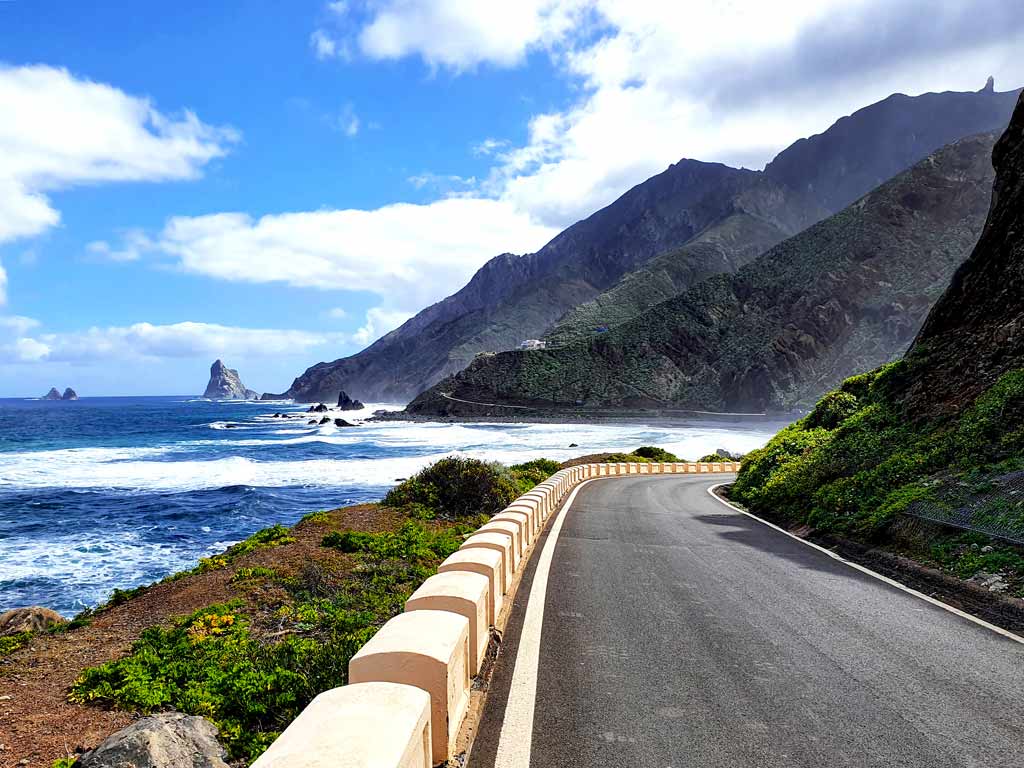 Teneriffa Mietwagen Tipps: Küstenstrasse auf Teneriffa mit Blick aufs Meer