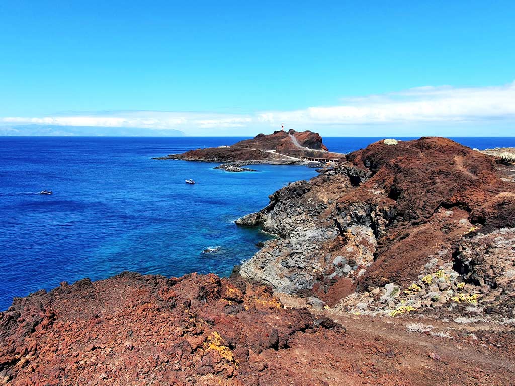 Vulkanisch geprägte Landspitze Punta de Teno mit rot leuchtenden Felsen - hier gibt es keine Teneriffa Hotels
