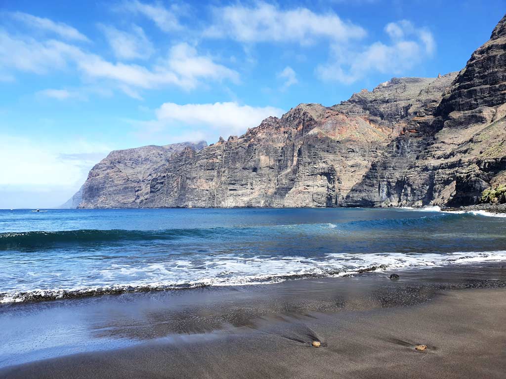 Teneriffa Hotels in Los Gigantes: dunkler Sandstrand mit bester Aussicht auf die hohen Steilklippen Teneriffas