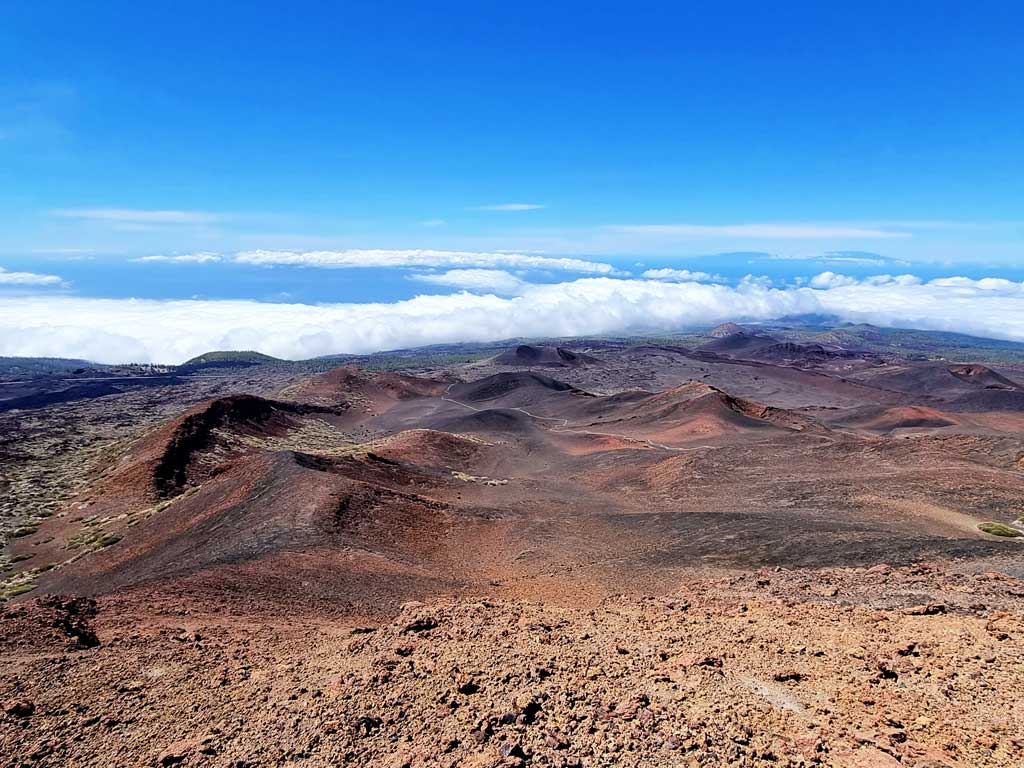 Teneriffa Aktivitäten: Wandern durch eine faszinierende Vulkanlandschaft mit vielen Vulkankegeln im Teide Nationalpark auf Teneriffa